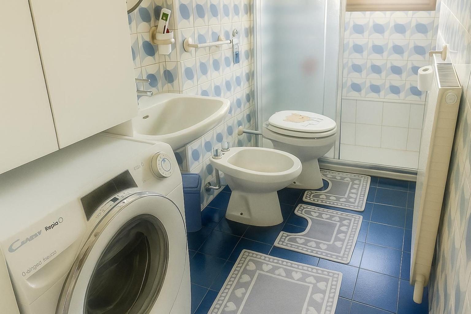Il bagno, con la lavatrice