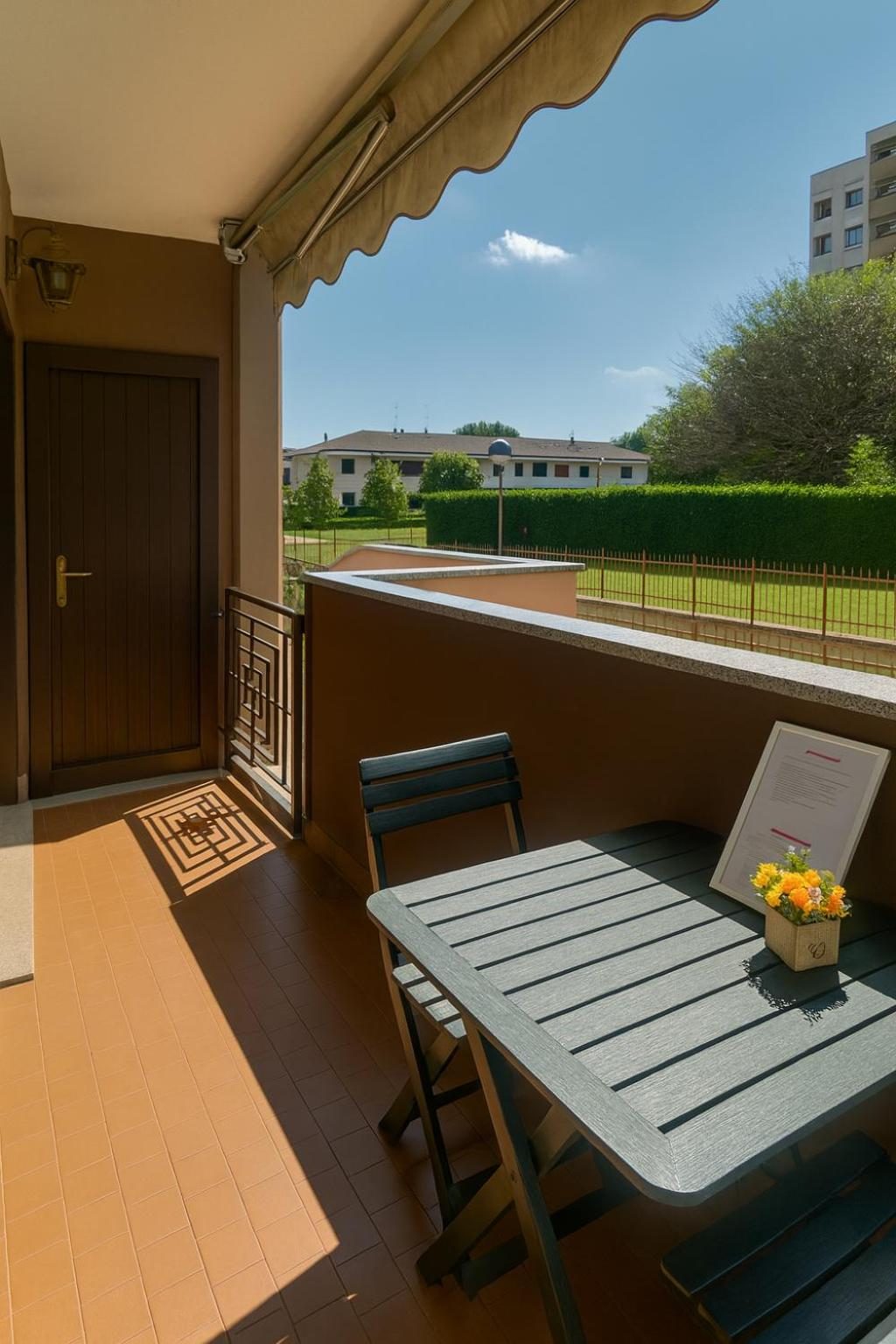 Il balcone col tavolino, affacciato sul verde