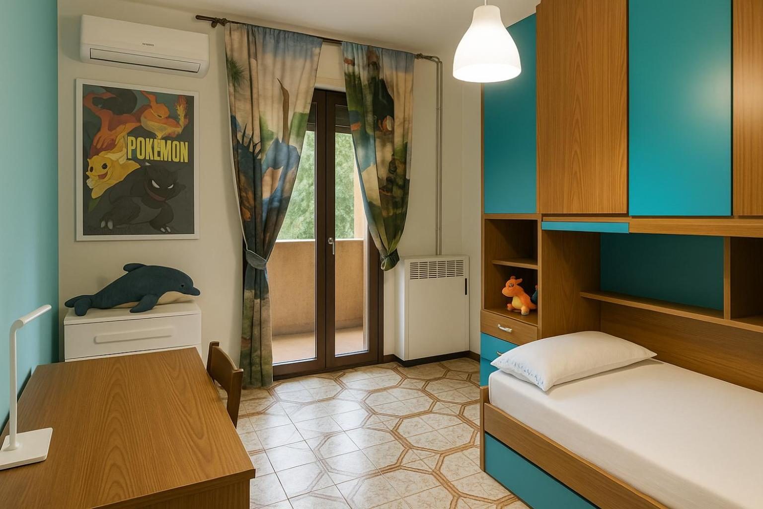 La seconda camera, con letto singolo, scrivania e pareti azzurre