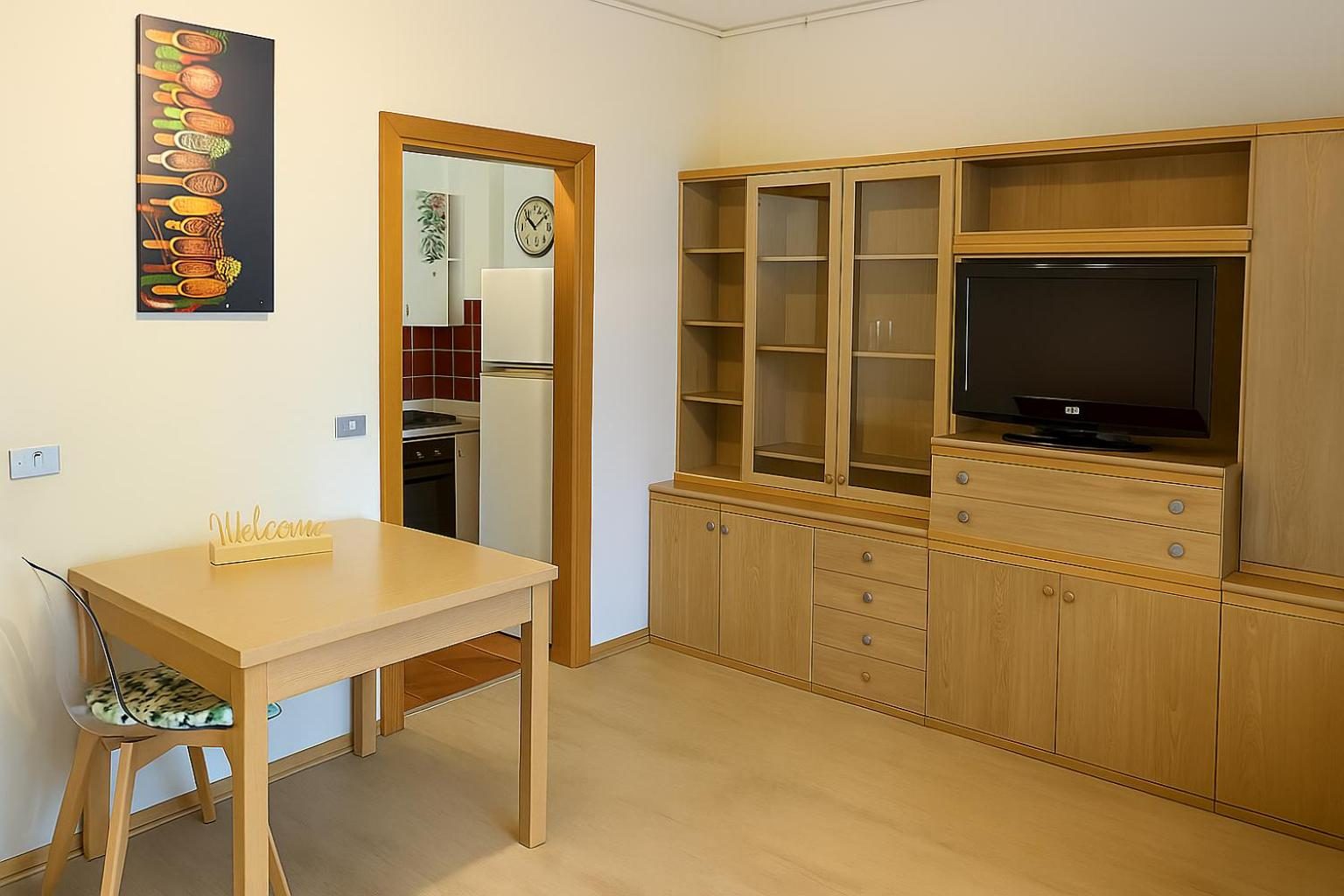 La zona pranzo con il tavolo e la credenza in legno
