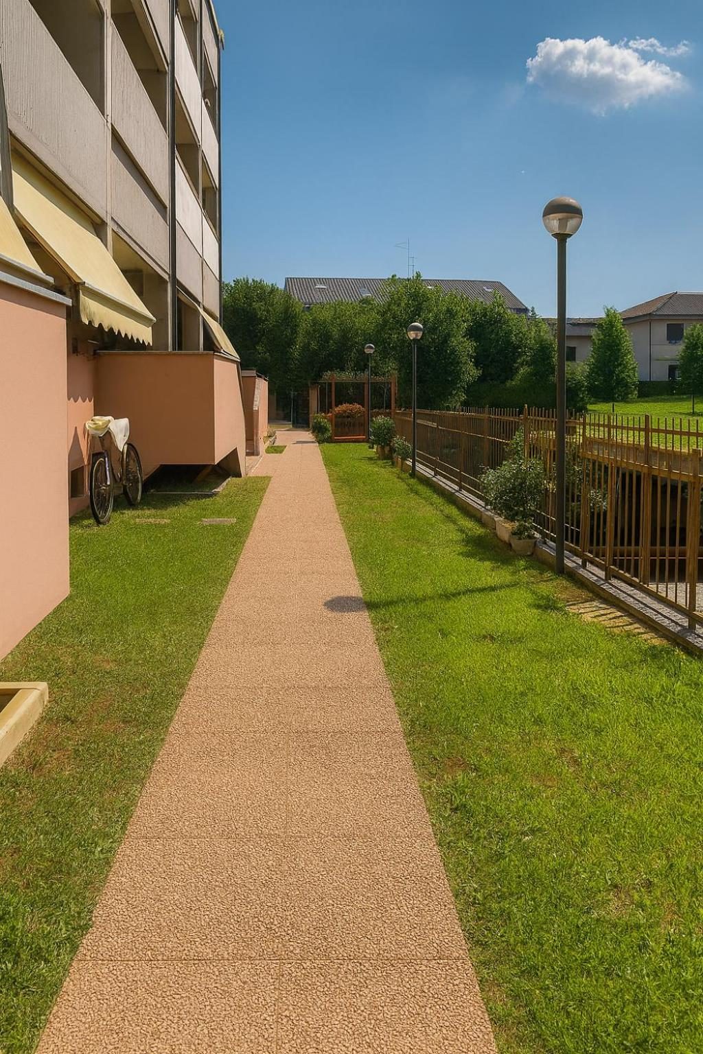 Il vialetto fra il prato e il palazzo