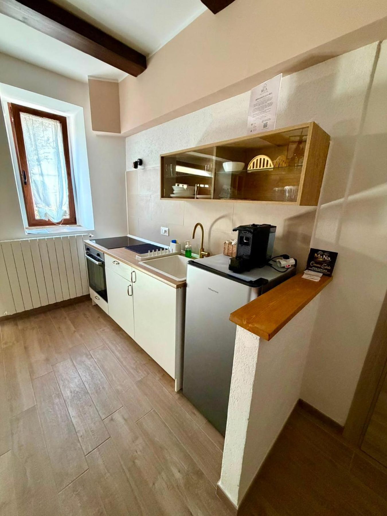 L'angolo cottura con forno, piano e macchina del caffè