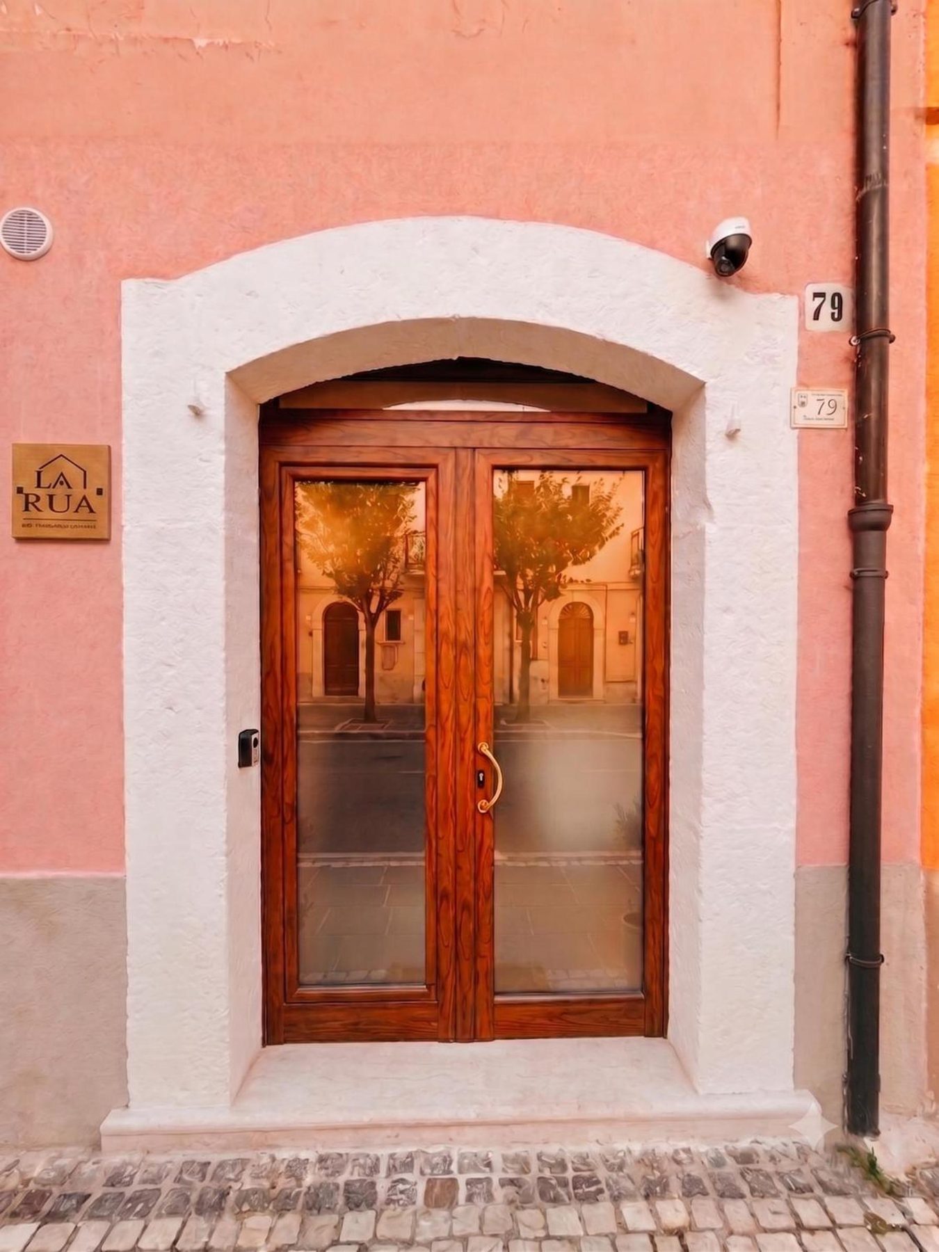 Il portone d'ingresso in legno, al civico 79 di via XX Settembre