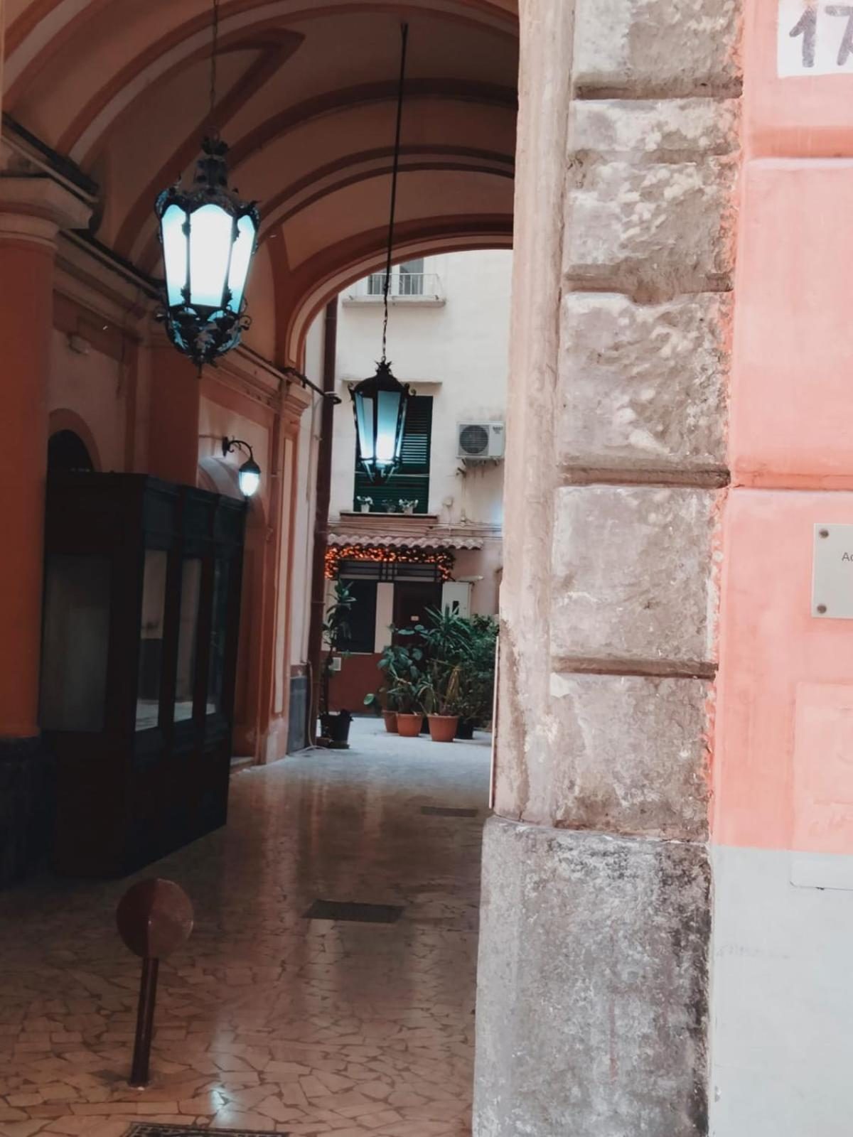 L'androne del palazzo, con le lanterne e la luce del vicolo