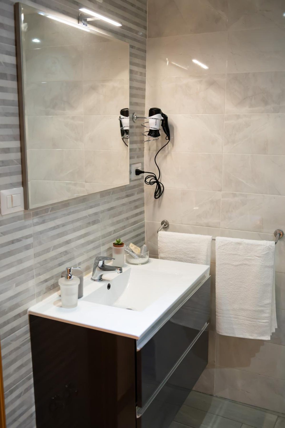 Il bagno: lavabo, specchio e asciugacapelli