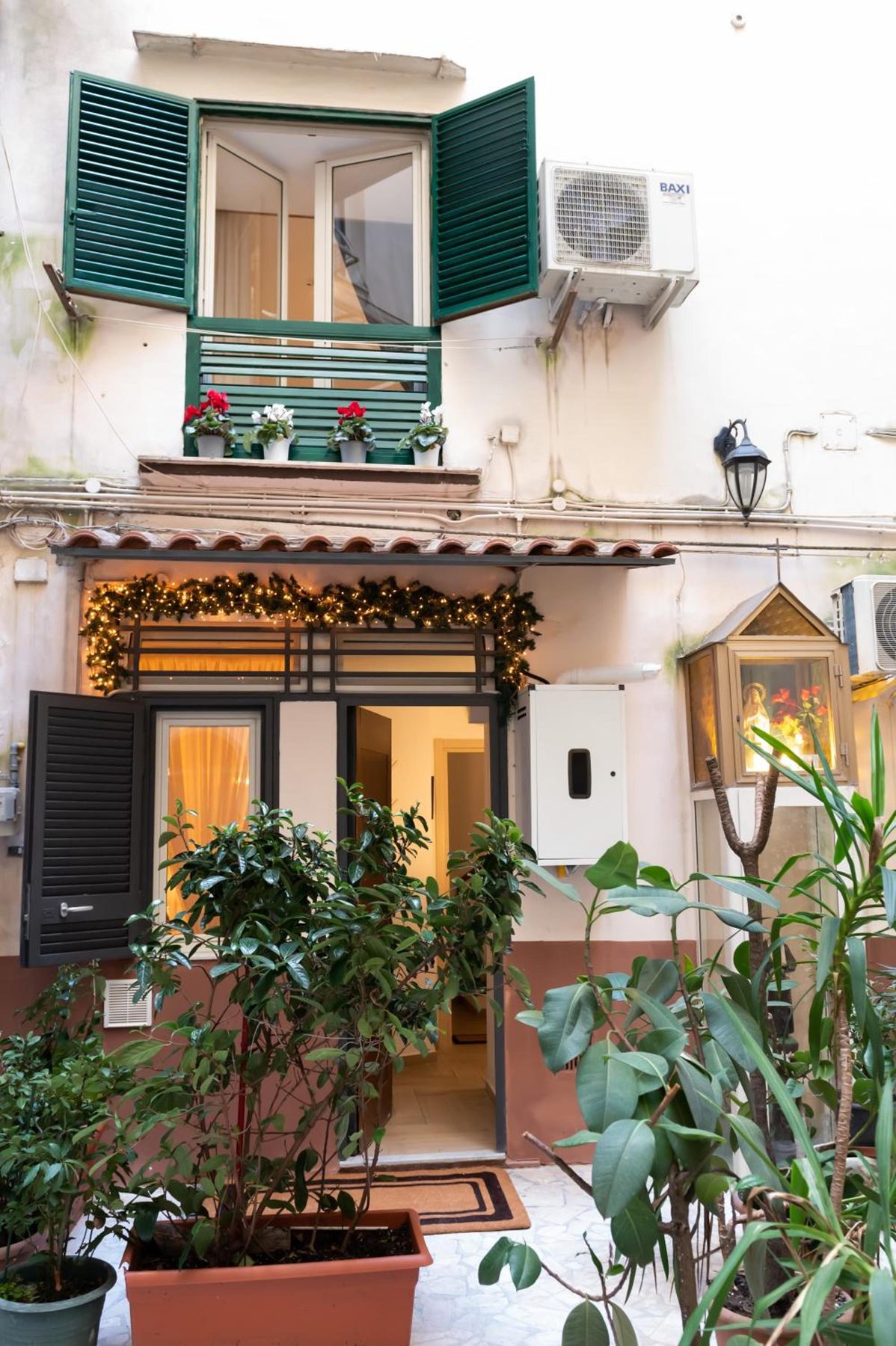 La corte interna, con le piante e il balcone verde