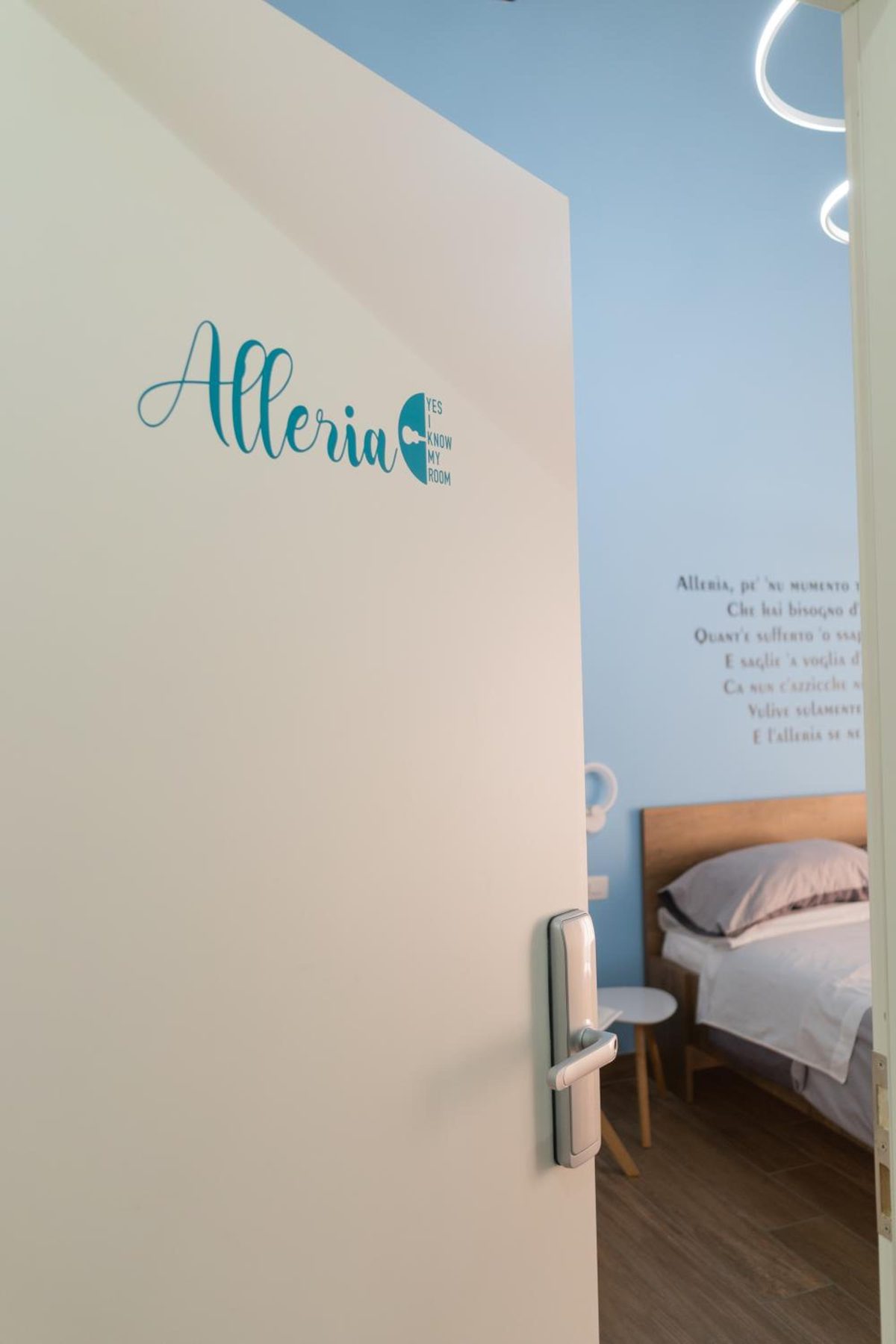 La porta della camera Alleria, col nome scritto sopra