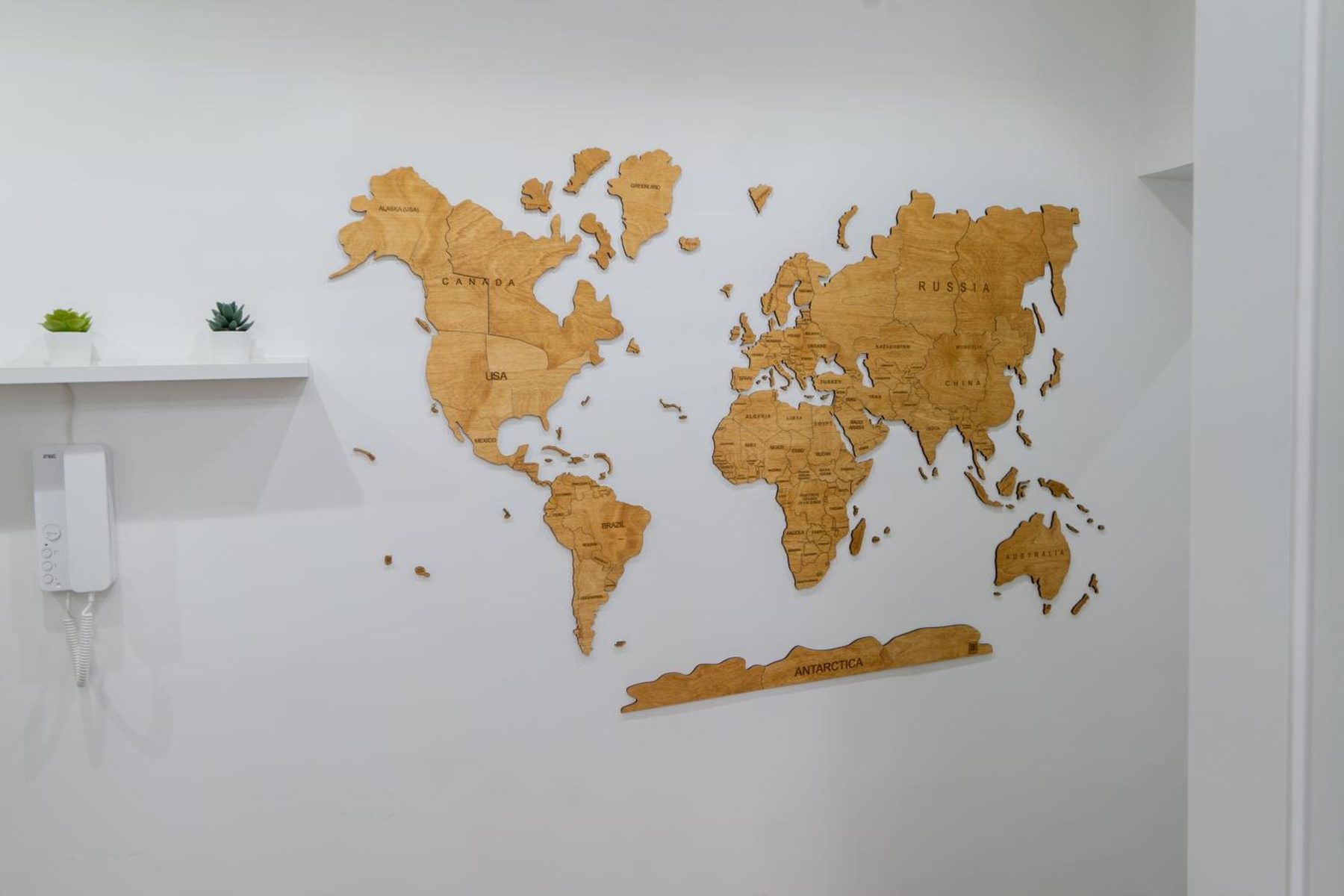 Il corridoio con la mappa del mondo in legno