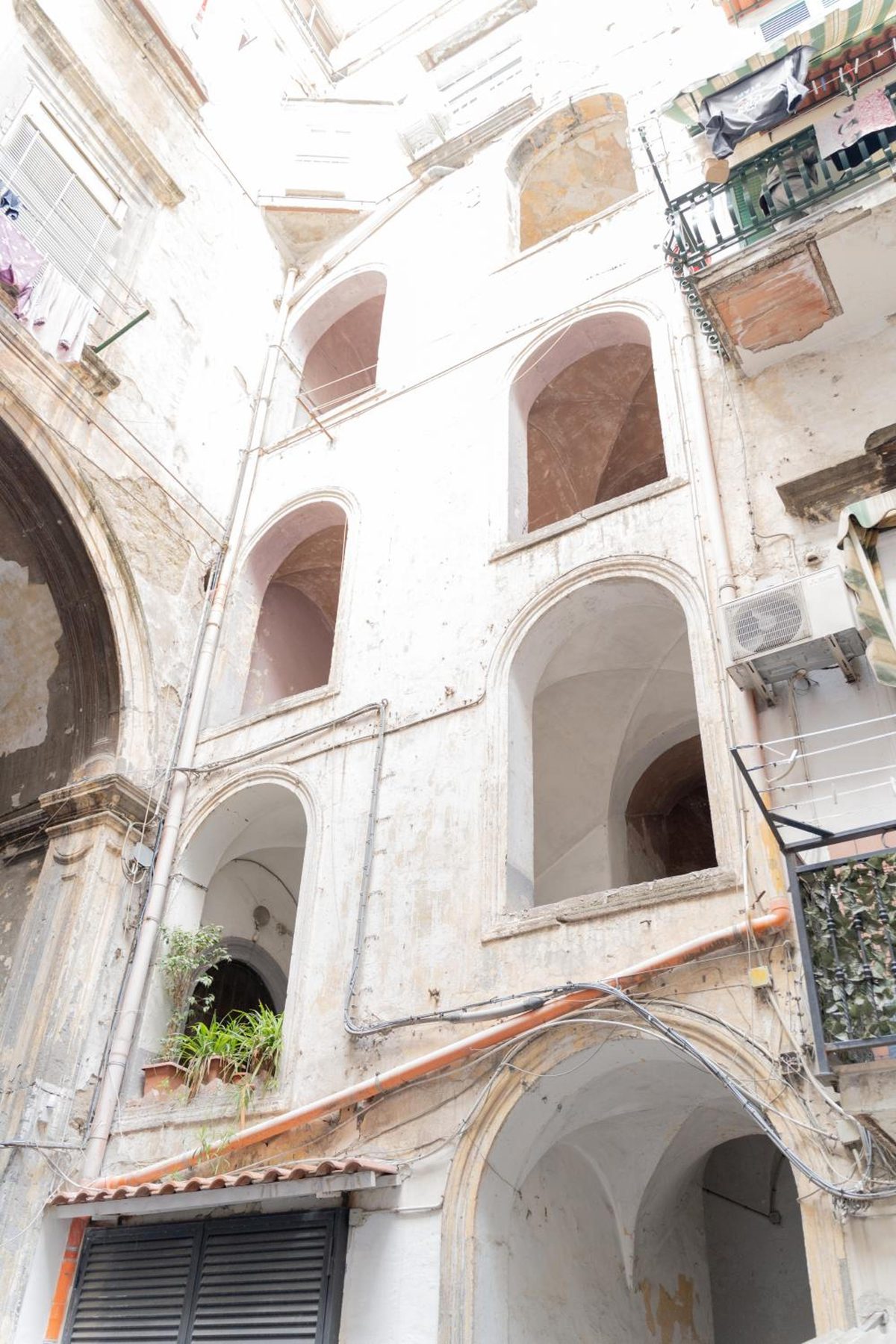 Gli archi del cortile visti dal basso