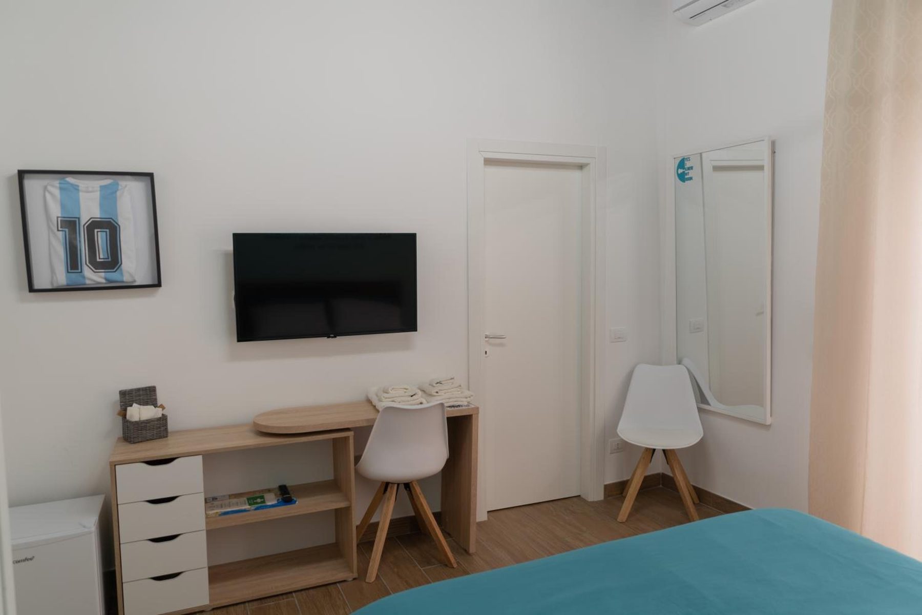 La scrivania con la televisione, vicino alla porta