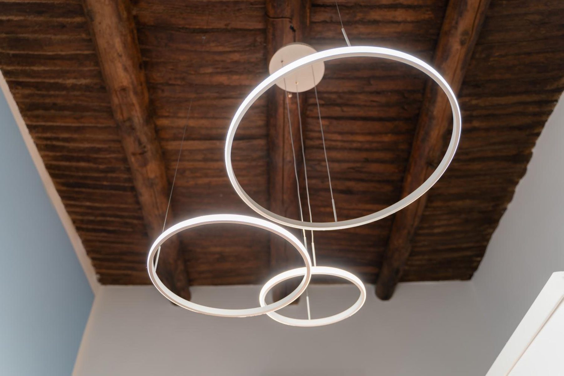 Le travi di legno del soffitto e la lampada a cerchi